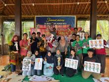 Foto bersama peserta dan hasil karyanya